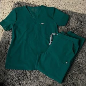 FIGS  scrub set Green Top Xlarge bottoms Large